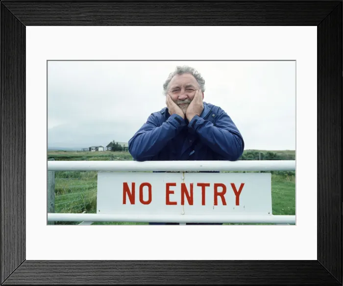 Framed Print : David Bellamy takes one last look at Islay, Inner Hebrides. 7th August 1985