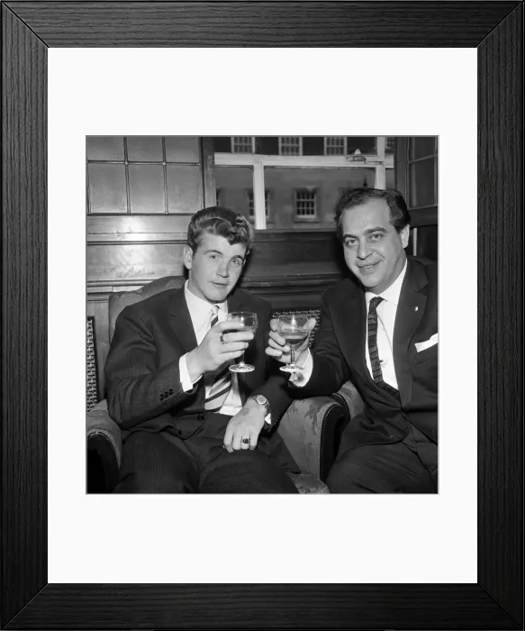 Framed Print : Footballer Joe Baker (Torino) to meet Billy Wright, Arsenal Manager