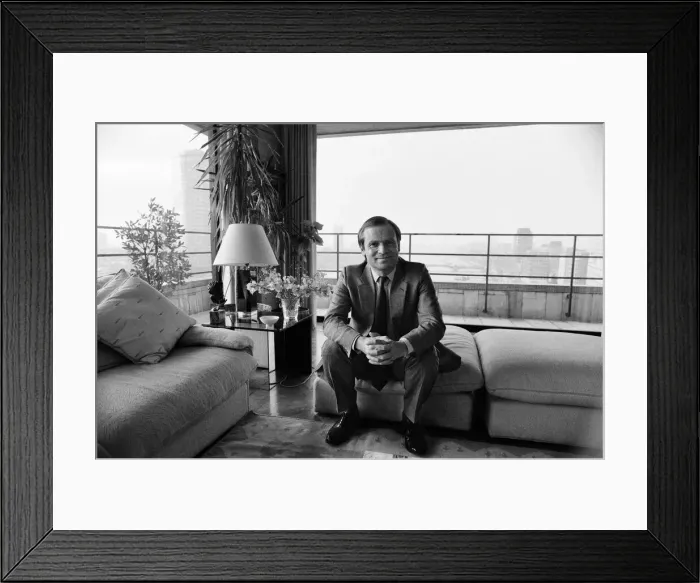 Framed Print : Jeffrey Archer in the living area of his sumptuous penthouse flat overlooking the Thames Framed Print : Jeffrey Archer in the living area of his sumptuous penthouse flat overlooking the Thames