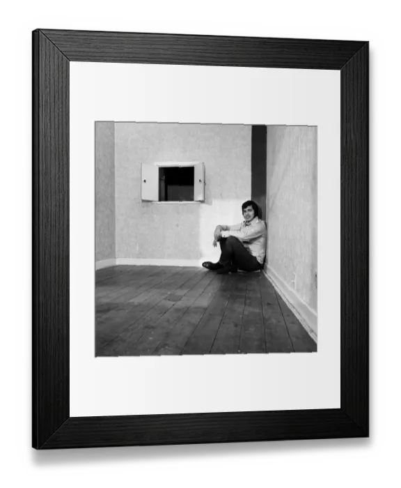Framed Print : Engelbert Humperdinck says goodbye to his old flat in Hammersmith, London