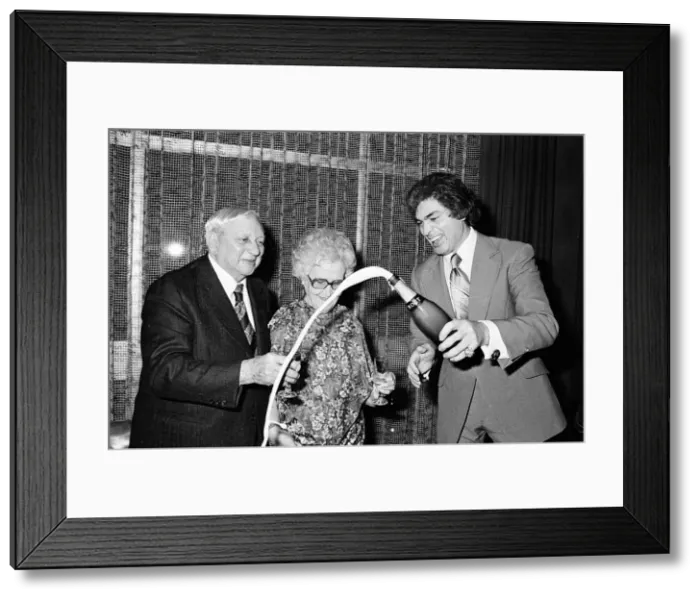 Framed Print : Engelbert Humperdinck with his parents, Mervyn and Olive Dorsey. 12th December 1979 Framed Print : Engelbert Humperdinck with his parents, Mervyn and Olive Dorsey. 12th December 1979