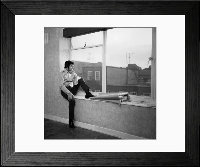 Framed Print : Engelbert Humperdinck says goodbye to his old flat in Hammersmith, London Framed Print : Engelbert Humperdinck says goodbye to his old flat in Hammersmith, London