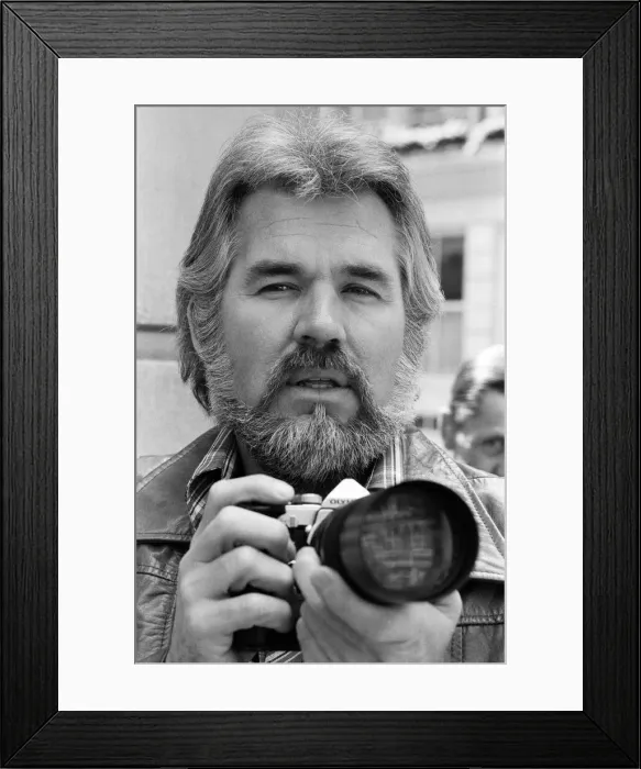 Framed Print : Recording star Kenny Rogers, a keen amateur photographer, pictured in London
