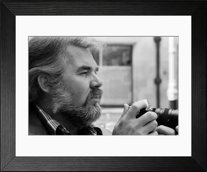 Framed Print : Recording star Kenny Rogers, a keen amateur photographer, pictured in London Framed Print : Recording star Kenny Rogers, a keen amateur photographer, pictured in London