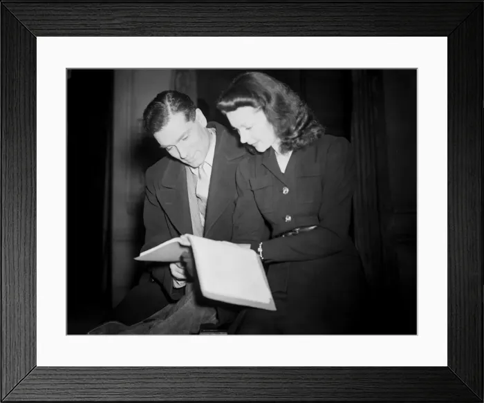 Framed Print : Image shows British actors Sir Laurence Olivier and his wife, Vivien Leigh Framed Print : Image shows British actors Sir Laurence Olivier and his wife, Vivien Leigh