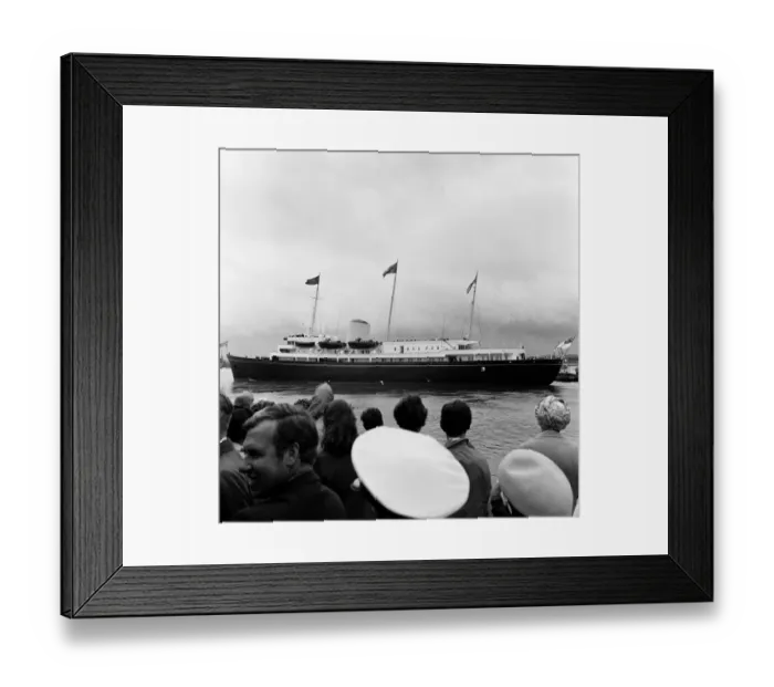 Framed Print : Members of the Royal Family travelled by train to Southampton to board the Royal Yacht Framed Print : Members of the Royal Family travelled by train to Southampton to board the Royal Yacht