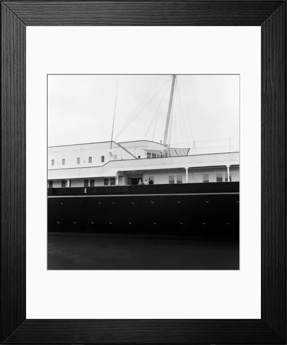 Framed Print : Members of the Royal Family travelled by train to Southampton to board the Royal Yacht Framed Print : Members of the Royal Family travelled by train to Southampton to board the Royal Yacht
