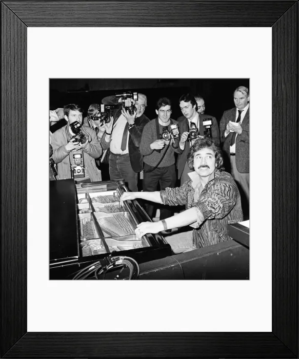 Framed Print : Singing star Engelbert Humperdinck. 1st February 1987 Framed Print : Singing star Engelbert Humperdinck. 1st February 1987