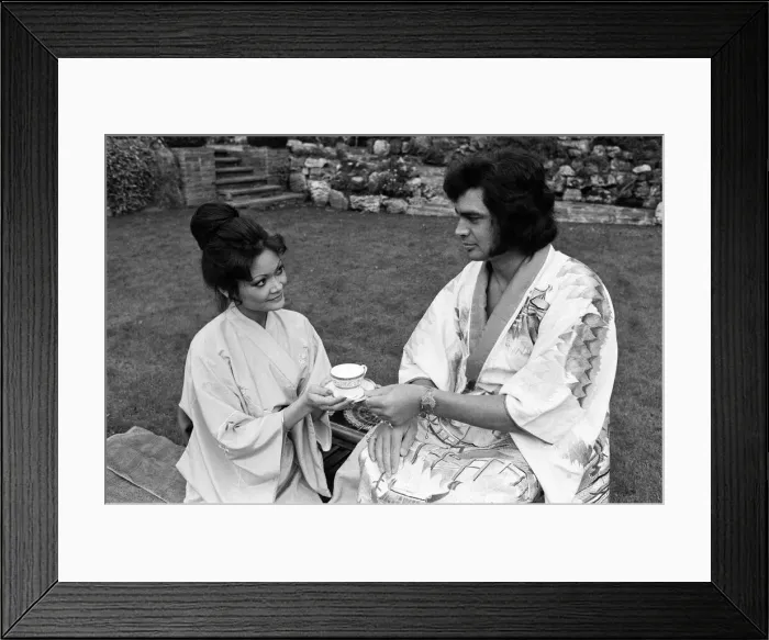 Framed Print : Britains globe trotting superstar Engelbert Humperdinck is off again - this time for