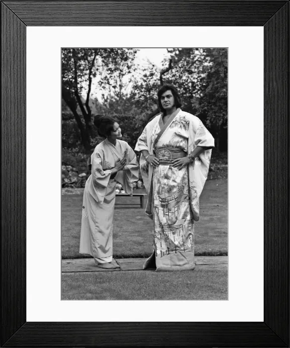 Framed Print : Britains globe trotting superstar Engelbert Humperdinck is off again - this time for