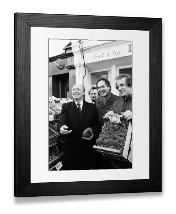 Framed Print : Labour leader Neil Kinnock juggles with produce at a market in Wandsworth, London Framed Print : Labour leader Neil Kinnock juggles with produce at a market in Wandsworth, London