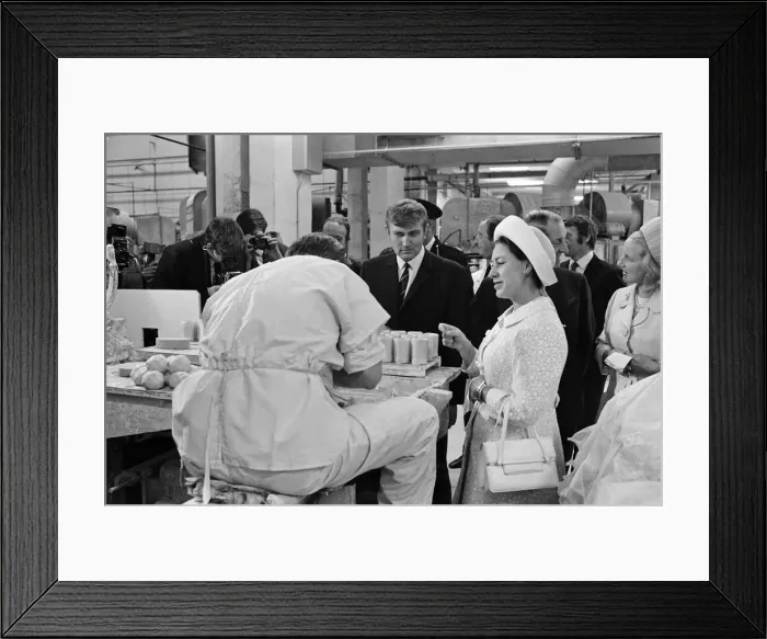 Framed Print : Princess Margaret visits Stoke on Trent. Pictured, Princess Margaret watching pottery