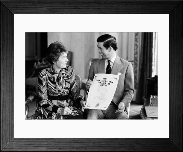 Framed Print : The Mountbatten Memorial Trust announces certificate launch - pictured are Patricia