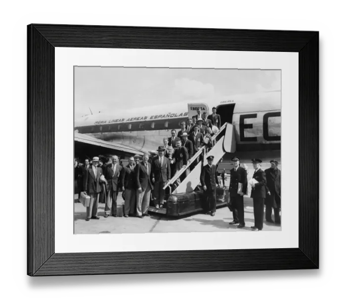Framed Print : Glasgow Rangers return from their pre season Spanish tour seen here at London Airport