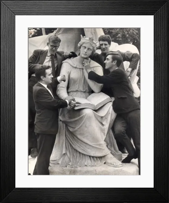 Framed Print : Beyond The Fringe, l to r Dudley Moore, Alan Bennett, Jonathan Miller Framed Print : Beyond The Fringe, l to r Dudley Moore, Alan Bennett, Jonathan Miller