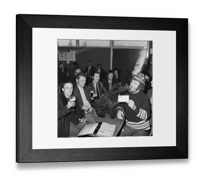 Framed Print : Yodelling dog collects £400 for charity. 1975 Framed Print : Yodelling dog collects £400 for charity. 1975