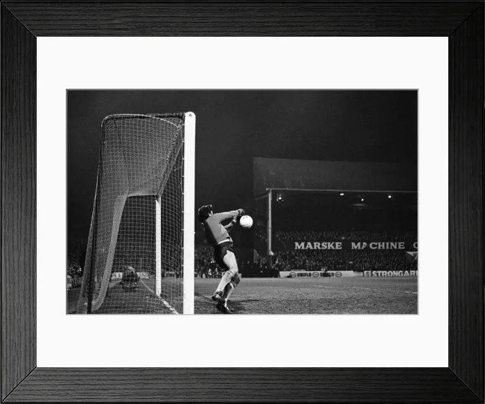 Framed Print : Middlesbrough 1-0 Wycombe Wanderers, FA Cup Replay at Ayresome Park Framed Print : Middlesbrough 1-0 Wycombe Wanderers, FA Cup Replay at Ayresome Park