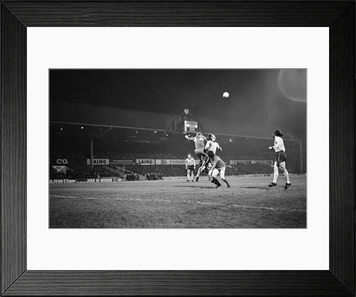 Framed Print : Middlesbrough 1-0 Wycombe Wanderers, FA Cup Replay at Ayresome Park Framed Print : Middlesbrough 1-0 Wycombe Wanderers, FA Cup Replay at Ayresome Park