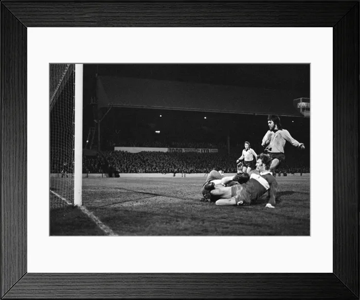 Framed Print : Middlesbrough 1-0 Wycombe Wanderers, FA Cup Replay at Ayresome Park Framed Print : Middlesbrough 1-0 Wycombe Wanderers, FA Cup Replay at Ayresome Park