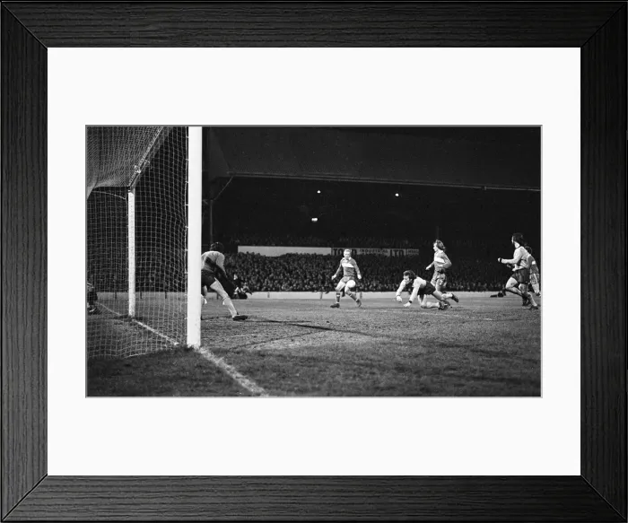 Framed Print : Middlesbrough 1-0 Wycombe Wanderers, FA Cup Replay at Ayresome Park Framed Print : Middlesbrough 1-0 Wycombe Wanderers, FA Cup Replay at Ayresome Park