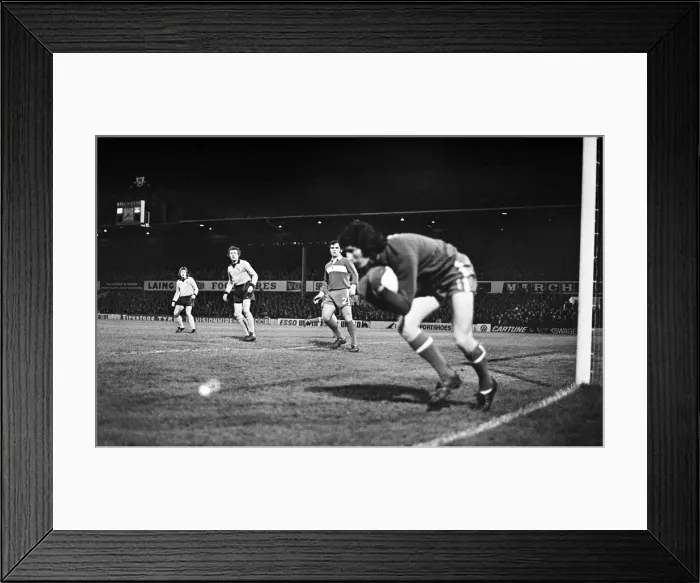 Framed Print : Middlesbrough 1-0 Wycombe Wanderers, FA Cup Replay at Ayresome Park Framed Print : Middlesbrough 1-0 Wycombe Wanderers, FA Cup Replay at Ayresome Park
