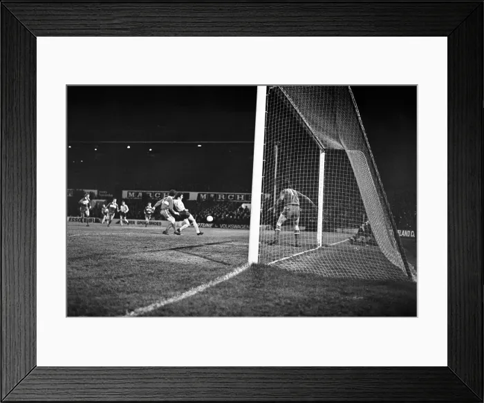 Framed Print : Middlesbrough 1-0 Wycombe Wanderers, FA Cup Replay at Ayresome Park Framed Print : Middlesbrough 1-0 Wycombe Wanderers, FA Cup Replay at Ayresome Park