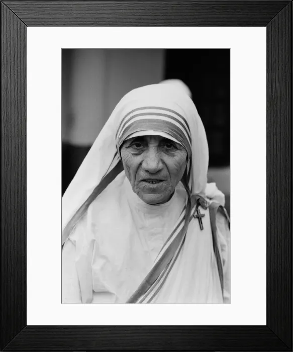 Framed Print : Mother Teresa in Calcutta during a visit from The Prince of Wales. December 1980 Framed Print : Mother Teresa in Calcutta during a visit from The Prince of Wales. December 1980