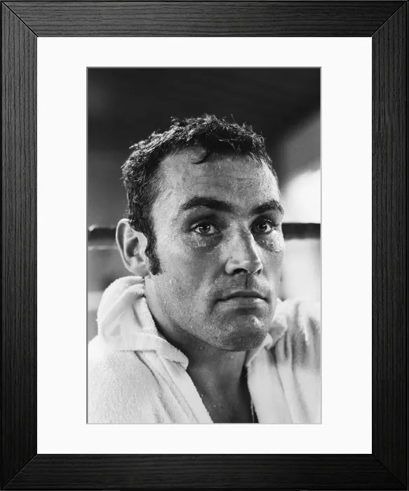 Framed Print : Middleweight Champion Alan Minter training in Jersey ahead of his World Title fight Framed Print : Middleweight Champion Alan Minter training in Jersey ahead of his World Title fight