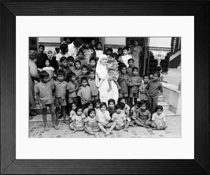 Framed Print : Mother Teresa in Calcutta during a visit from The Prince of Wales. December 1980 Framed Print : Mother Teresa in Calcutta during a visit from The Prince of Wales. December 1980