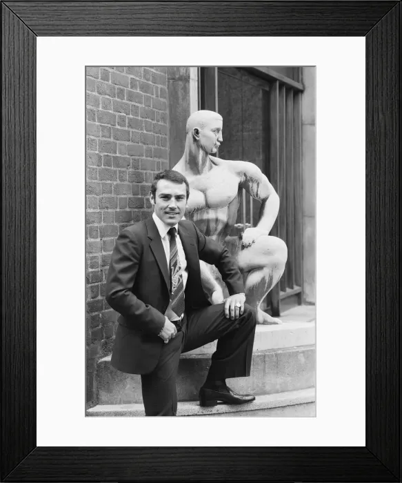 Framed Print : Middleweight Champion Alan Minter with a statue. 22nd March 1980