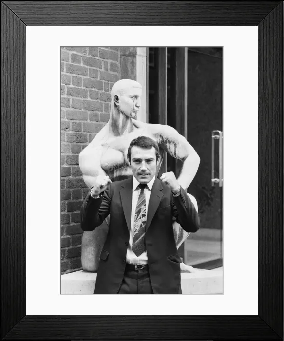 Framed Print : Middleweight Champion Alan Minter with a statue. 22nd March 1980 Framed Print : Middleweight Champion Alan Minter with a statue. 22nd March 1980