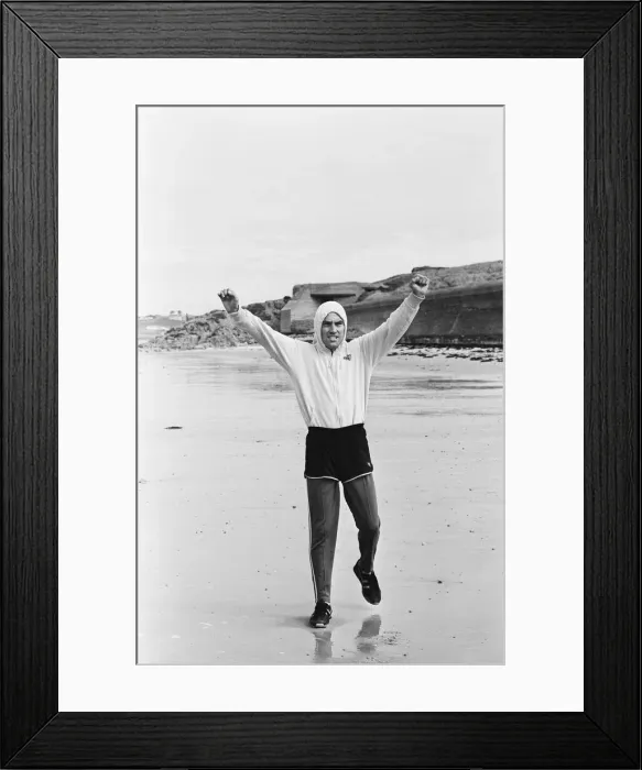 Framed Print : Middleweight Champion Alan Minter training in Jersey ahead of his World Title fight Framed Print : Middleweight Champion Alan Minter training in Jersey ahead of his World Title fight