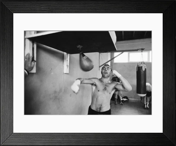 Framed Print : Middleweight Champion Alan Minter training in Jersey ahead of his World Title fight Framed Print : Middleweight Champion Alan Minter training in Jersey ahead of his World Title fight