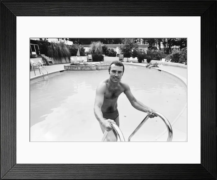 Framed Print : Middleweight Champion Alan Minter relaxing in Jersey ahead of his World Title fight