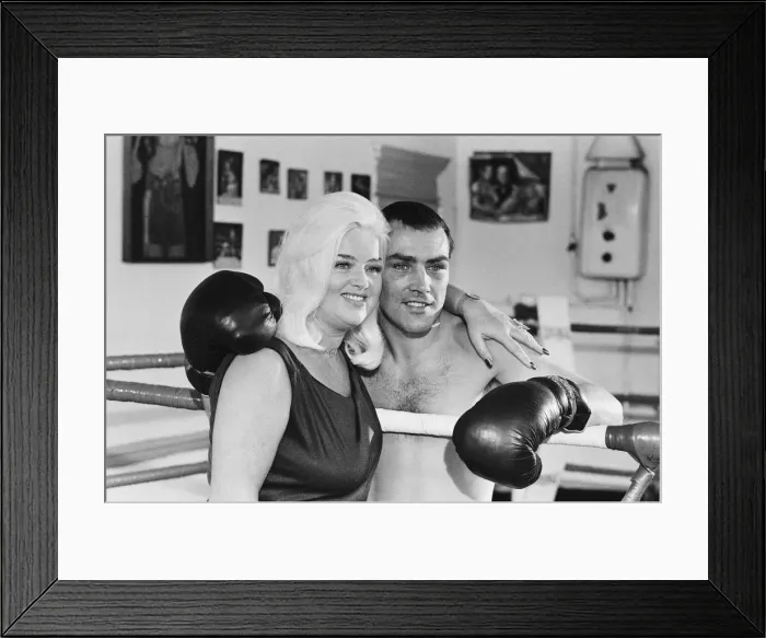 Framed Print : Former Middleweight Champion Alan Minter with singer and Actress Diana Dors at The Thomas