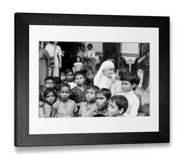 Framed Print : Mother Teresa in Calcutta during a visit from The Prince of Wales. December 1980 Framed Print : Mother Teresa in Calcutta during a visit from The Prince of Wales. December 1980