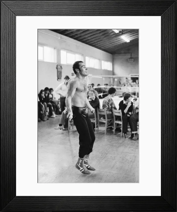 Framed Print : Middleweight Champion Alan Minter training in Jersey ahead of his World Title fight Framed Print : Middleweight Champion Alan Minter training in Jersey ahead of his World Title fight