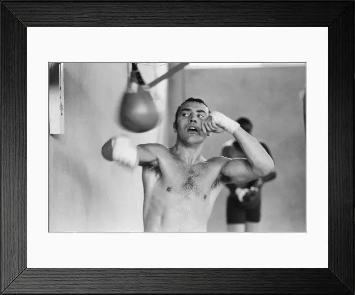 Framed Print : Middleweight Champion Alan Minter training in Jersey ahead of his World Title fight Framed Print : Middleweight Champion Alan Minter training in Jersey ahead of his World Title fight