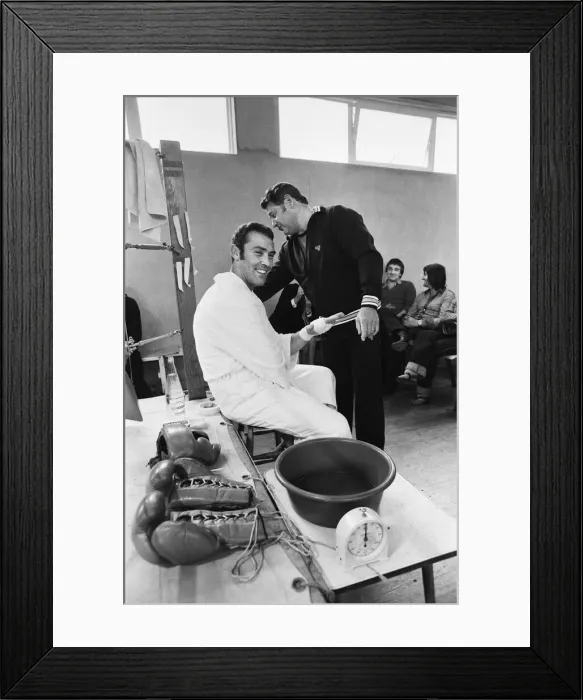 Framed Print : Middleweight Champion Alan Minter training in Jersey ahead of his World Title fight Framed Print : Middleweight Champion Alan Minter training in Jersey ahead of his World Title fight