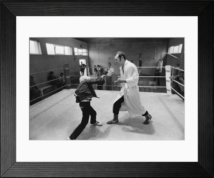 Framed Print : Middleweight Champion Alan Minter training in Jersey ahead of his World Title fight Framed Print : Middleweight Champion Alan Minter training in Jersey ahead of his World Title fight