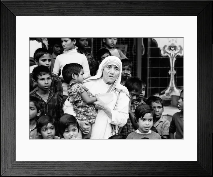 Framed Print : Mother Teresa in Calcutta during a visit from The Prince of Wales. December 1980 Framed Print : Mother Teresa in Calcutta during a visit from The Prince of Wales. December 1980
