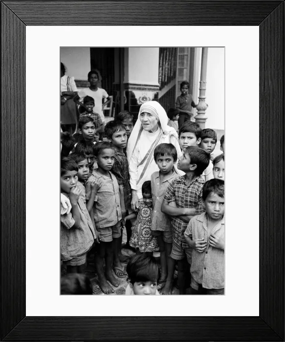 Framed Print : Mother Teresa in Calcutta during a visit from The Prince of Wales. December 1980 Framed Print : Mother Teresa in Calcutta during a visit from The Prince of Wales. December 1980