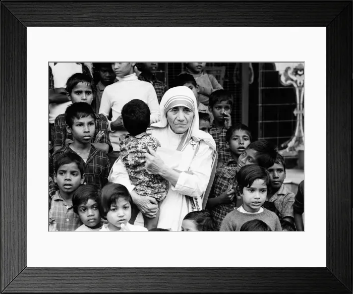 Framed Print : Mother Teresa in Calcutta during a visit from The Prince of Wales. December 1980 Framed Print : Mother Teresa in Calcutta during a visit from The Prince of Wales. December 1980