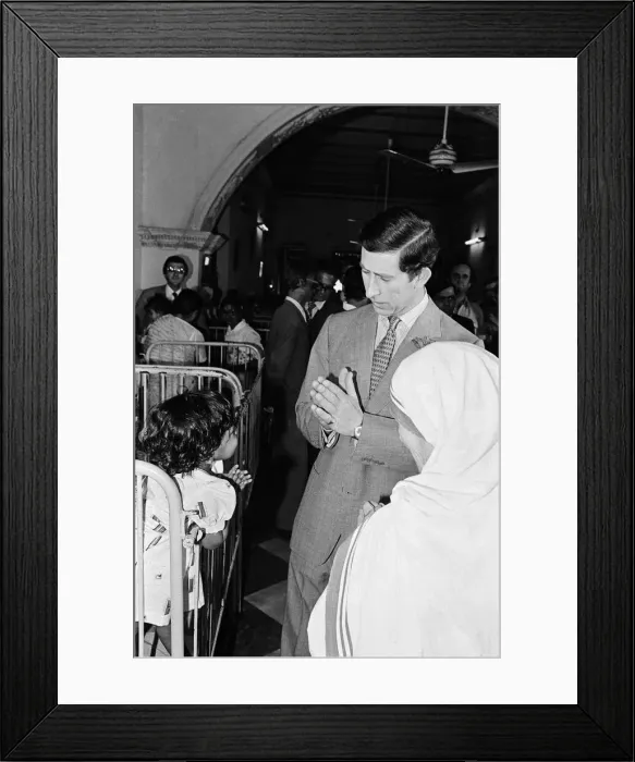 Framed Print : Prince Charles visits Mother Teresa at her institution in Calcutta, India. December 1980 Framed Print : Prince Charles visits Mother Teresa at her institution in Calcutta, India. December 1980