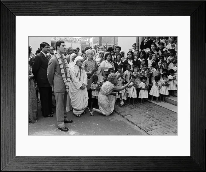Framed Print : Prince Charles visits Mother Teresa at her institution in Calcutta, India. December 1980 Framed Print : Prince Charles visits Mother Teresa at her institution in Calcutta, India. December 1980