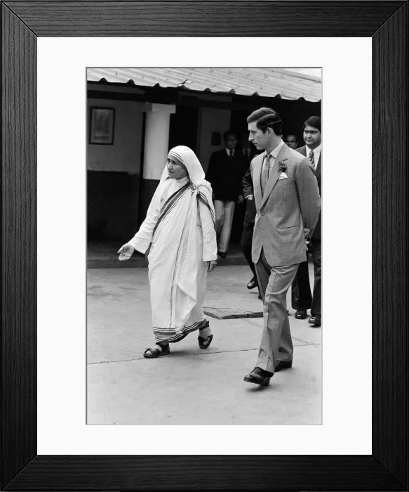 Framed Print : Prince Charles visits Mother Teresa at her institution in Calcutta, India. December 1980 Framed Print : Prince Charles visits Mother Teresa at her institution in Calcutta, India. December 1980