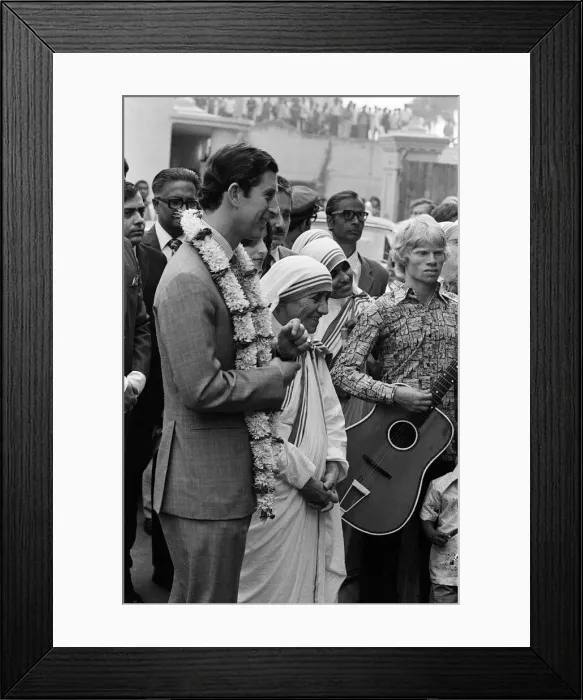 Framed Print : Prince Charles visits Mother Teresa at her institution in Calcutta, India. December 1980 Framed Print : Prince Charles visits Mother Teresa at her institution in Calcutta, India. December 1980