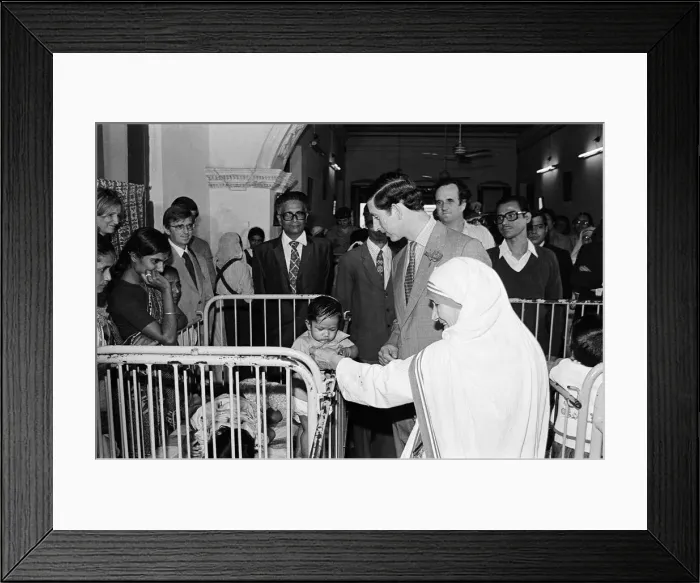 Framed Print : Prince Charles visits Mother Teresa at her institution in Calcutta, India. December 1980 Framed Print : Prince Charles visits Mother Teresa at her institution in Calcutta, India. December 1980
