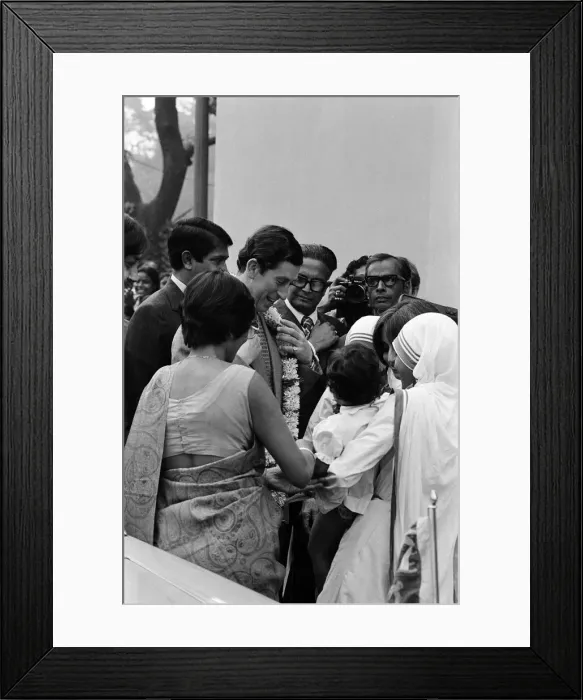 Framed Print : Prince Charles visits Mother Teresa at her institution in Calcutta, India. December 1980 Framed Print : Prince Charles visits Mother Teresa at her institution in Calcutta, India. December 1980