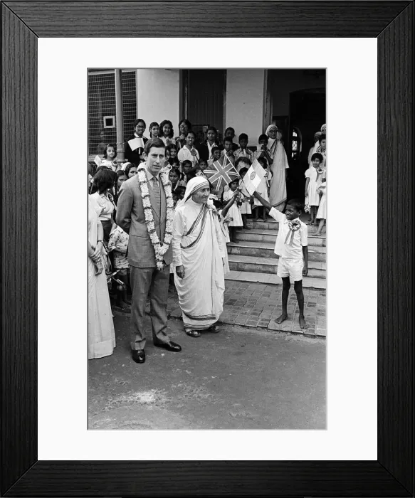 Framed Print : Prince Charles visits Mother Teresa at her institution in Calcutta, India. December 1980 Framed Print : Prince Charles visits Mother Teresa at her institution in Calcutta, India. December 1980